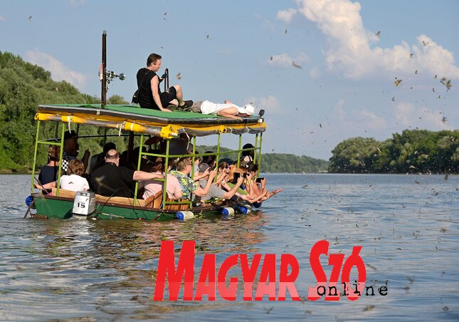 A Tangó nevű turistahajó óránként szállítja az érdeklődőket (Fotó: Gergely József) A Tangó nevű turistahajó óránként szállítja az érdeklődőket (Fotó: Gergely József)