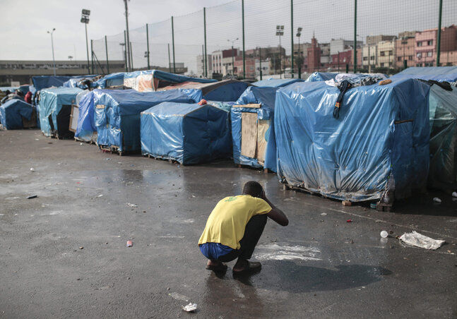 Szub-szaharai migráns mosakszik egy casablancai menekülttáborban (fotó: AP/Beta)