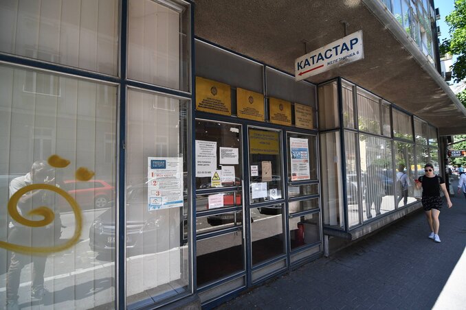 Az újvidéki Földtani Intézet még hétfőn sem fogadta az ügyfeleket (Fotó: Beta)