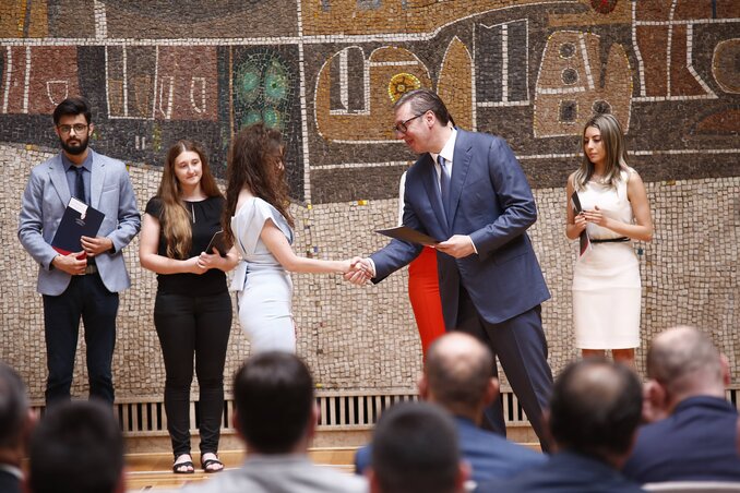 A Szerbia Palotában tartott hétfői ünnepségen Vučić száz legjobb, frissen oklevelet szerzett orvosnak és 250 nővérnek, egészségügyi dolgozónak nyújtott át munkaszerződést (Fotó: Beta) A Szerbia Palotában tartott hétfői ünnepségen Vučić száz legjobb, frissen oklevelet szerzett orvosnak és 250 nővérnek, egészségügyi dolgozónak nyújtott át munkaszerződést (Fotó: Beta)