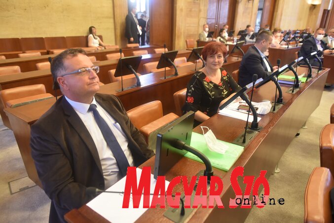 A városi képviselő-testület már huzamosabb ideje a tartományi parlament nagytermében hozza meg döntéseit, hétfőn a városi költségvetés átütemezéséről döntenek (Fotó: Ótos András felvétele) A városi képviselő-testület már huzamosabb ideje a tartományi parlament nagytermében hozza meg döntéseit, hétfőn a városi költségvetés átütemezéséről döntenek (Fotó: Ótos András felvétele)
