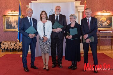 A díjazottak Csallóközi Eszter főkonzultól (balról a második) vették át a nemzeti ünnep alkalmából odaítélt rangos állami kitüntetéseket (Molnár Edvárd felvétele)