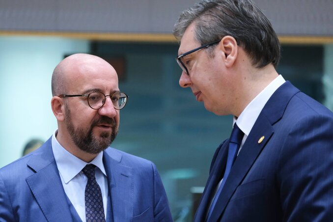 Charles Michel és Aleksandar Vučić beszélget a tanácskozás kezdete előtt (Fotó: Beta)