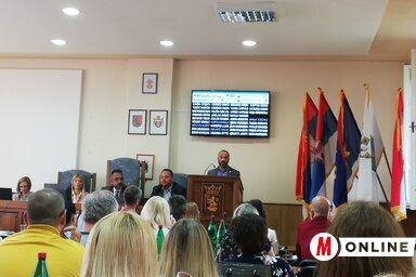 A Topolya város úgynevezett második blokkjához tartozó ingatlanok kisajátításáról is határoztak a városfejlesztés érdekében. Az érintett lakásokat az önkormányzat piaci áron felvásárolja majd – nyilatkozta a polgármester (Tóth Péter felvétele)