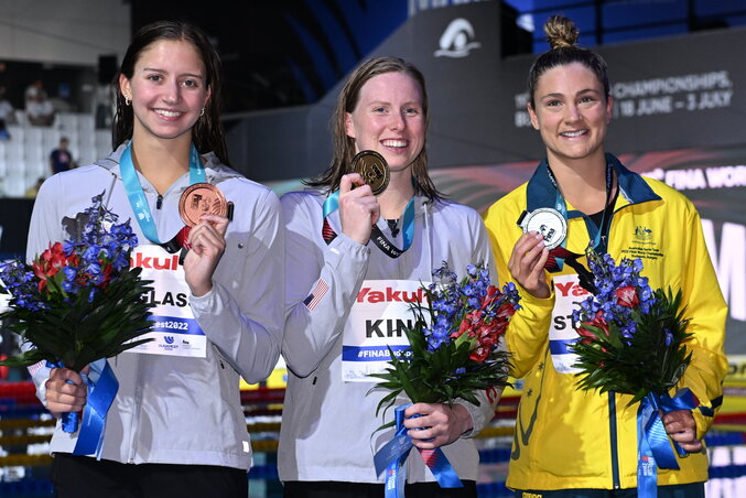 A női 200 méteres mellúszás érmesei (Fotó: MTI)