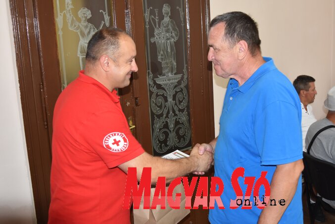 Goran Radovanović és Szögi Tibor, aki 126 alkalommal adott vért (Paraczky László felvétele)