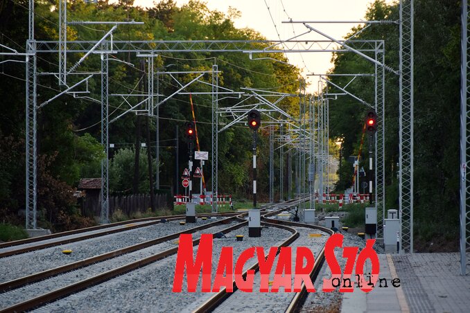 A vasúti irányító szemaforok egyelőre pirosan világítanak (Fotó: Molnár Edvárd felvétele)