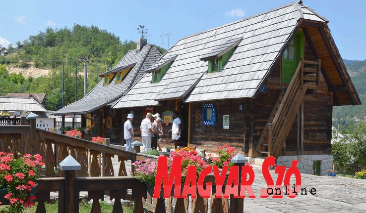 Kirándulók a Mokra Gorán (Fotó: Ótos András felvétele) Kirándulók a Mokra Gorán (Fotó: Ótos András felvétele)