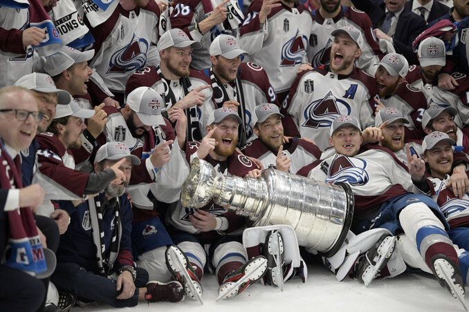 Az Avalanche ünneplő csapata a Stanley-kupával (Fotó: Beta/AP)