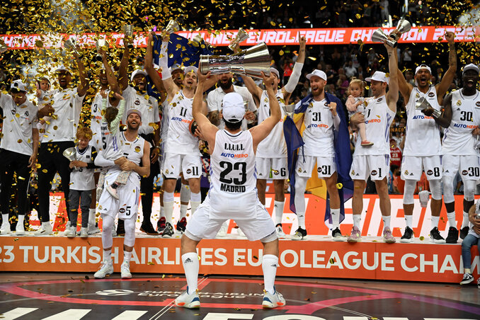 Ünnepel a Real Madrid, háttal Sergio Llull csapatkapitány a trófeával (Fotó: Getty Images)