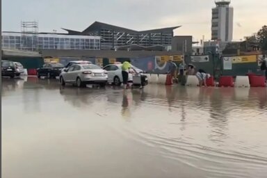 A szombat délutáni zápor kacsaúsztatóvá változtatta a belgrádi reptér előtti parkolót. Az illetékesek elnézést kértek azt érintettektől (Fotó: Instagram)