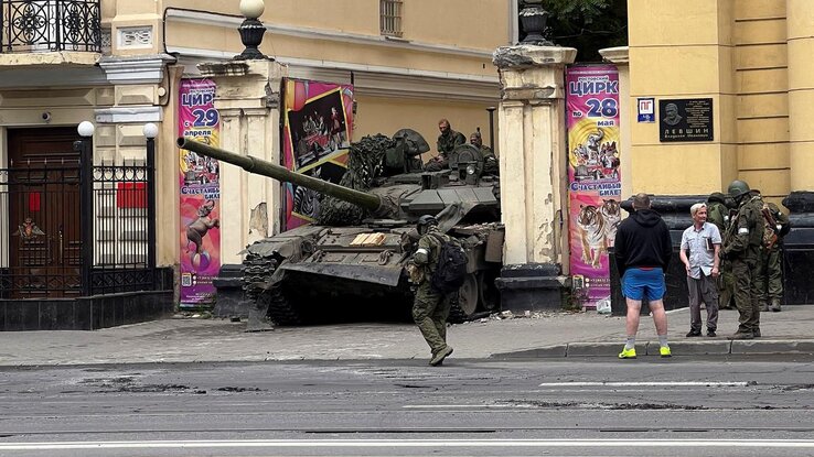 A zsoldosok egyik harckocsijának „hadállása” Rosztov-na-Donu városban (Reuters) A zsoldosok egyik harckocsijának „hadállása” Rosztov-na-Donu városban (Reuters)