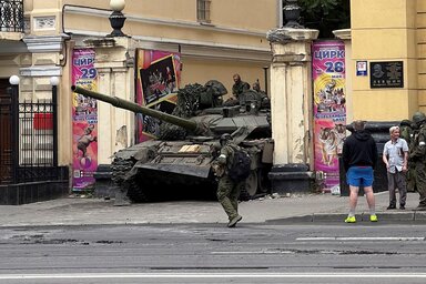 A zsoldosok egyik harckocsijának „hadállása” Rosztov-na-Donu városban (Reuters)