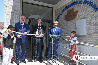 Az új, 600 négyzetméteres, közösségi központként is működő óvodát Pánczél Károly, az Országgyűlés Nemzeti Összetartozás Bizottságának elnöke, Halász Dániel református lelkész és Potápi Árpád János adta át rendeltetésének (Fotó: Ótos András felvétele)