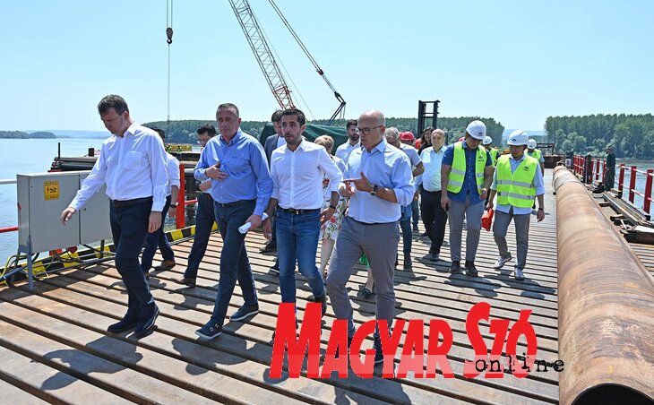 Igor Mirović, Aleksandar Antić, Tomislav Momirović és Miloš Vučević megtekinti a segédhidat (Fotó: Ótos András) Igor Mirović, Aleksandar Antić, Tomislav Momirović és Miloš Vučević megtekinti a segédhidat (Fotó: Ótos András)