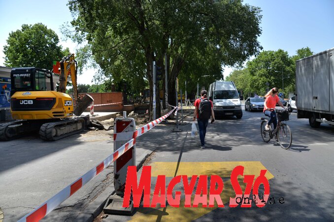 A Futaki úton a napokban befejezik a kerékpárút felújítását, a tervezett rekonstrukciós munkálatokból még hátramaradt egy fázis, de ennek megvalósítását egyelőre elnapolták a kivitelezésköltségeinek drágulása miatt. (Fotó: Dávid Csilla felvétele) A Futaki úton a napokban befejezik a kerékpárút felújítását, a tervezett rekonstrukciós munkálatokból még hátramaradt egy fázis, de ennek megvalósítását egyelőre elnapolták a kivitelezésköltségeinek drágulása miatt. (Fotó: Dávid Csilla felvétele)