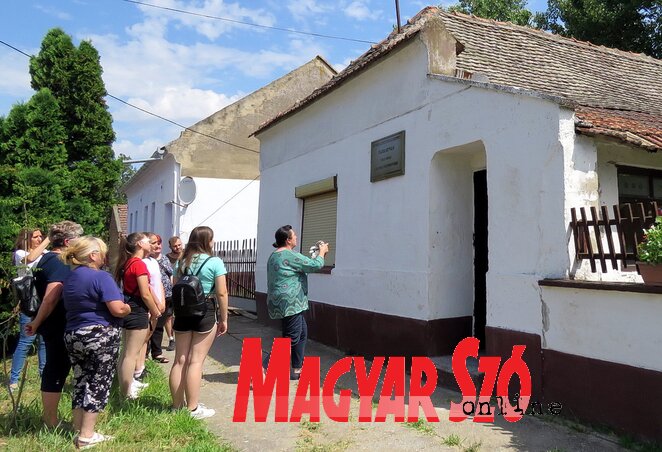 Megkoszorúzták Fejes István emléktábláját (Fotó: Kecskés István) Megkoszorúzták Fejes István emléktábláját (Fotó: Kecskés István)