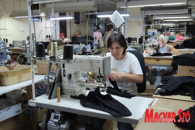 A GKG cégben korszerű gépeket használnak az egyedi táskák gyártásához (Fotó: Csincsik Zsolt felvétele)