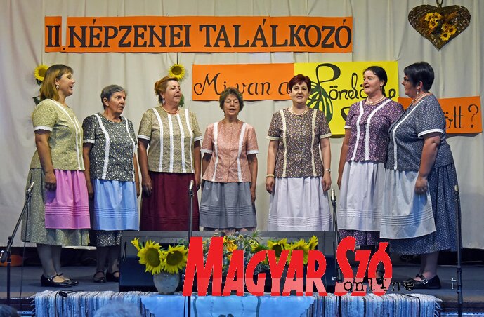 A Pöndöly asszonykórus nyitotta meg az eseményt (Fotó: Gergely Árpád) A Pöndöly asszonykórus nyitotta meg az eseményt (Fotó: Gergely Árpád)