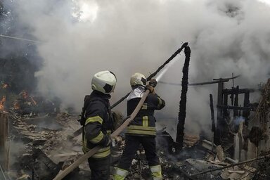 Tűzoltók küzdenek a lángokkal egy liszicsanszki épületnél (Fotó: AP via Beta)