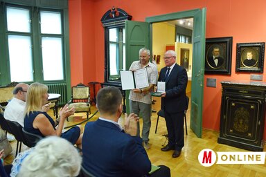 Balahó Zoltán és Hajnal Jenő a Nagy Imre Társaság emlékplakettjével (Fotó: Molnár Edvárd)