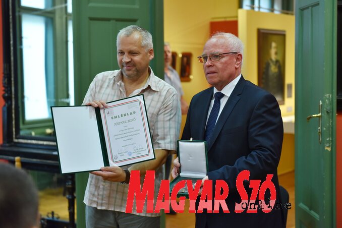 Balahó Zoltán és Hajnal Jenő a Nagy Imre Társaság emlékplakettjével (Fotó: Molnár Edvárd) Balahó Zoltán és Hajnal Jenő a Nagy Imre Társaság emlékplakettjével (Fotó: Molnár Edvárd)