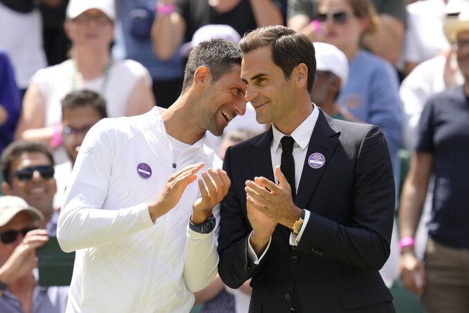 Wimbledonban megünnepelték a centerpálya 100 évét, a megemlékezésen jót csevegett egymással Novak Đoković és Roger Federer (Fotó: Beta/AP)