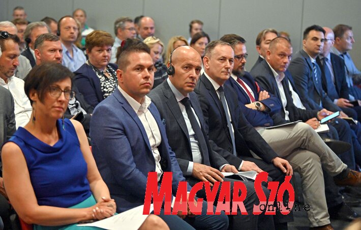 Ótott Róbert balról a második, Juhász Attila balról a hatodik (Fotó: Ótos András) Ótott Róbert balról a második, Juhász Attila balról a hatodik (Fotó: Ótos András)