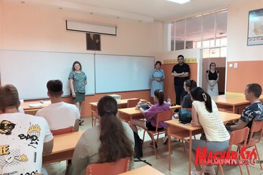 Topolyán 13 tanuló jelentkezett a tanfolyamra, Takács Andrea szakoktató, Jerasz Anikó, az MNT Végrehajtó Bizottságának elnöke, és Veselin Martinović, a gimnázium igazgatója köszönti a diákokat (Fotó: Kazinczy Paszterkó Diana)
