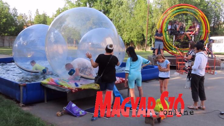 Alkalmi vidámpark várta a gyerekeket a kirakodóvásáron (Fotó: Csincsik Zsolt) Alkalmi vidámpark várta a gyerekeket a kirakodóvásáron (Fotó: Csincsik Zsolt)