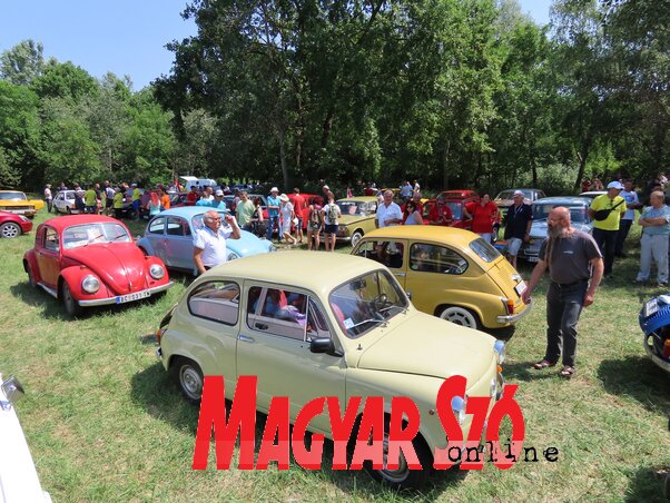Oldtimer-találkozón az autók mellett kerékpárok, motorkerékpárok és traktorok is voltak (Fotó: Csincsik Zsolt) Oldtimer-találkozón az autók mellett kerékpárok, motorkerékpárok és traktorok is voltak (Fotó: Csincsik Zsolt)