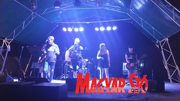 A Baraparty zenekar mellett a sQuza, Bebe és a Buligánok is koncertezett Adán (Fotó: Csincsik Zsolt) A Baraparty zenekar mellett a sQuza, Bebe és a Buligánok is koncertezett Adán (Fotó: Csincsik Zsolt)