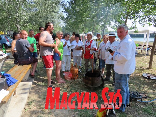 Több mint hatvan csapat vett részt a főzőversenyen az adai Tisza-parti strandon (Fotó: Csincsik Zsolt)