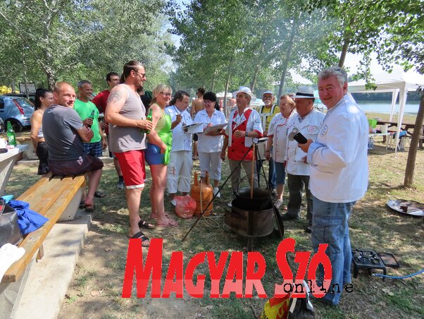 Több mint hatvan csapat vett részt a főzőversenyen az adai Tisza-parti strandon (Fotó: Csincsik Zsolt) Több mint hatvan csapat vett részt a főzőversenyen az adai Tisza-parti strandon (Fotó: Csincsik Zsolt)