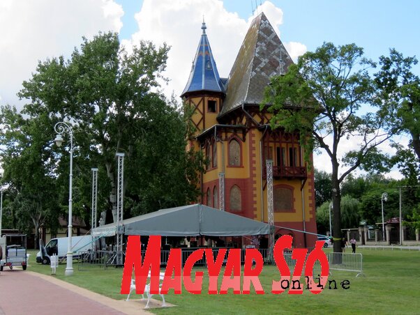 A Bagolyvárnál már zajlanak az előkészületek (Fotó: Benedek Miklós) A Bagolyvárnál már zajlanak az előkészületek (Fotó: Benedek Miklós)