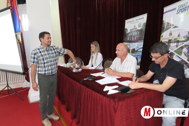 Bilicki Zoltán, adai polgármester húzott elsőként a kalapból az olimpiai sorsoláson (Csincsik Zsolt felvétele)