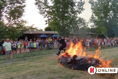 A moholi önkéntes tűzoltók ugrották át elsőként a tüzet (Csincsik Zsolt felvétele)