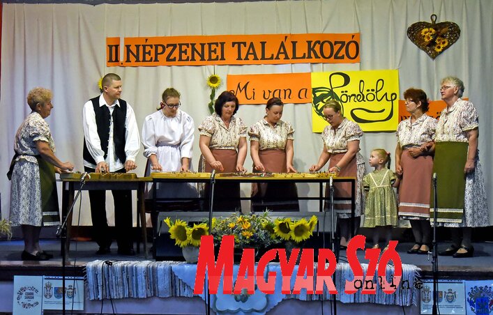 A bogarasi Búzavirág Művelődési Egyesület (Fotó: Gergely Árpád) A bogarasi Búzavirág Művelődési Egyesület (Fotó: Gergely Árpád)