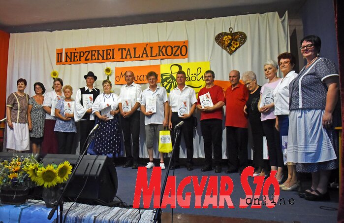 A résztvevők elismerő oklevélben részesültek (Fotó: Gergely Árpád) A résztvevők elismerő oklevélben részesültek (Fotó: Gergely Árpád)
