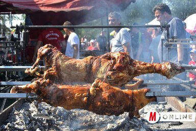 Csábító báránysült a nyárson, ropogós malaccal „karöltve” (Fotó: Gergely József)