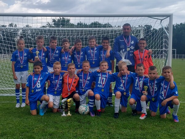 Az adai 2014-es csapat aranyat, a 2011-esek ezüstöt szereztek a tornán id. Budai Zoltán edzővel (Csincsik Zsolt felvétele) Az adai 2014-es csapat aranyat, a 2011-esek ezüstöt szereztek a tornán id. Budai Zoltán edzővel (Csincsik Zsolt felvétele)