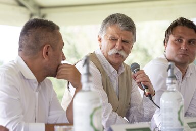 Martos, 2022. j�lius 6.
K�v�r L�szl�, az Orsz�ggy�l�s eln�ke (k) besz�det mond, mellette Pot�pi �rp�d J�nos, a Minisztereln�ks�g nemzetpolitik��rt felel�s �llamtitk�ra (b) �s Gub�k L�szl�, az Esterh�zy Akad�mia igazgat�ja (j) az Esterh�zy K�z�leti T�bor 