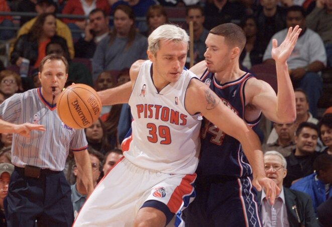 Rebrača három szezont töltött Detroitban (2001–2004), majd egy rövid atlantai kitérő (2004) után a Clippersnél is lehúzott két idényt (2004–2006) (Fotó: HoopsHype) Rebrača három szezont töltött Detroitban (2001–2004), majd egy rövid atlantai kitérő (2004) után a Clippersnél is lehúzott két idényt (2004–2006) (Fotó: HoopsHype)