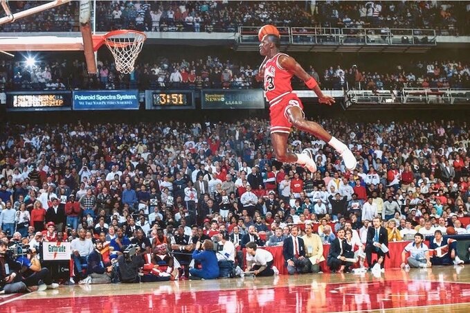Michael Jordan egyik legemlékezetesebb zsákolása, amikor a büntetővonalról ugrott el… (Fotó: Sportskeeda)