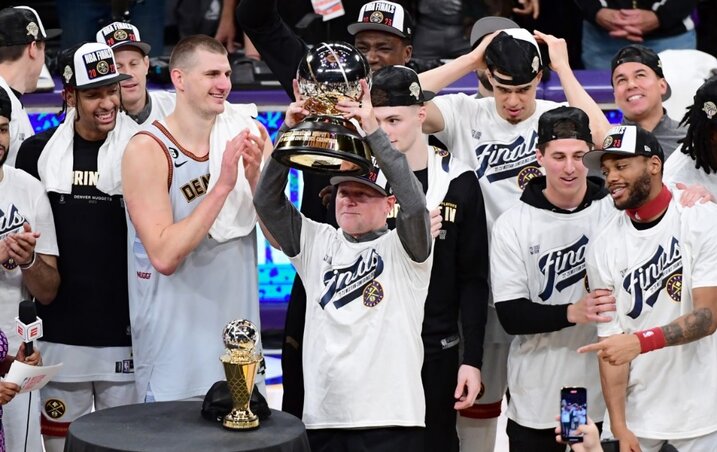 Mike Malone a nyugati főcsoportgyőztesnek járó trófeával, mellette Jokić és díja (Fotó: NBA/Getty Images) Mike Malone a nyugati főcsoportgyőztesnek járó trófeával, mellette Jokić és díja (Fotó: NBA/Getty Images)
