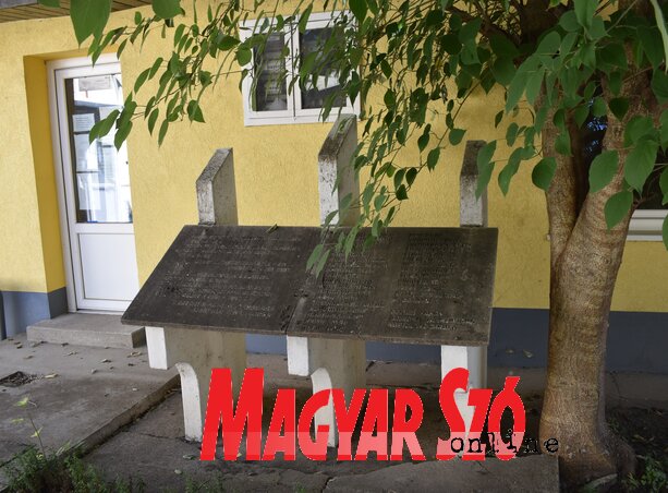 Az emlékjegy a gáti helyi közösség épületének udvarában (Fotó: Patyi Szilárd) Az emlékjegy a gáti helyi közösség épületének udvarában (Fotó: Patyi Szilárd)