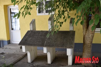 Az emlékjegy a gáti helyi közösség épületének udvarában (Fotó: Patyi Szilárd)