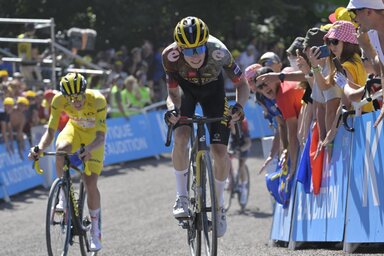 Vingegaard-nak volt ereje betámadni a sárga trikóst a Planche des Belles Filles murvás meredekén (Fotó: Team Jumbo-Visma)