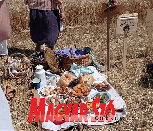 A szenttamási Búzavirág csapat aratóreggelije: sült kolbász, főtt tojás, sonka, fánk, kovászos uborka, vöröshagyma, pirított tarhonya... (Fotó: Bognár Róbert) A szenttamási Búzavirág csapat aratóreggelije: sült kolbász, főtt tojás, sonka, fánk, kovászos uborka, vöröshagyma, pirított tarhonya... (Fotó: Bognár Róbert)