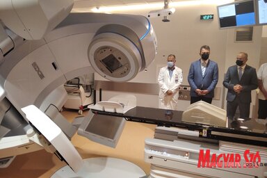 A régió szakemberei a kamenicai intézet orvosaitól sajátítják el a Varian EDGE típusú sugársebészeti és sugárterápiás gép használatát (Fotó: Tóth D. Lívia)
